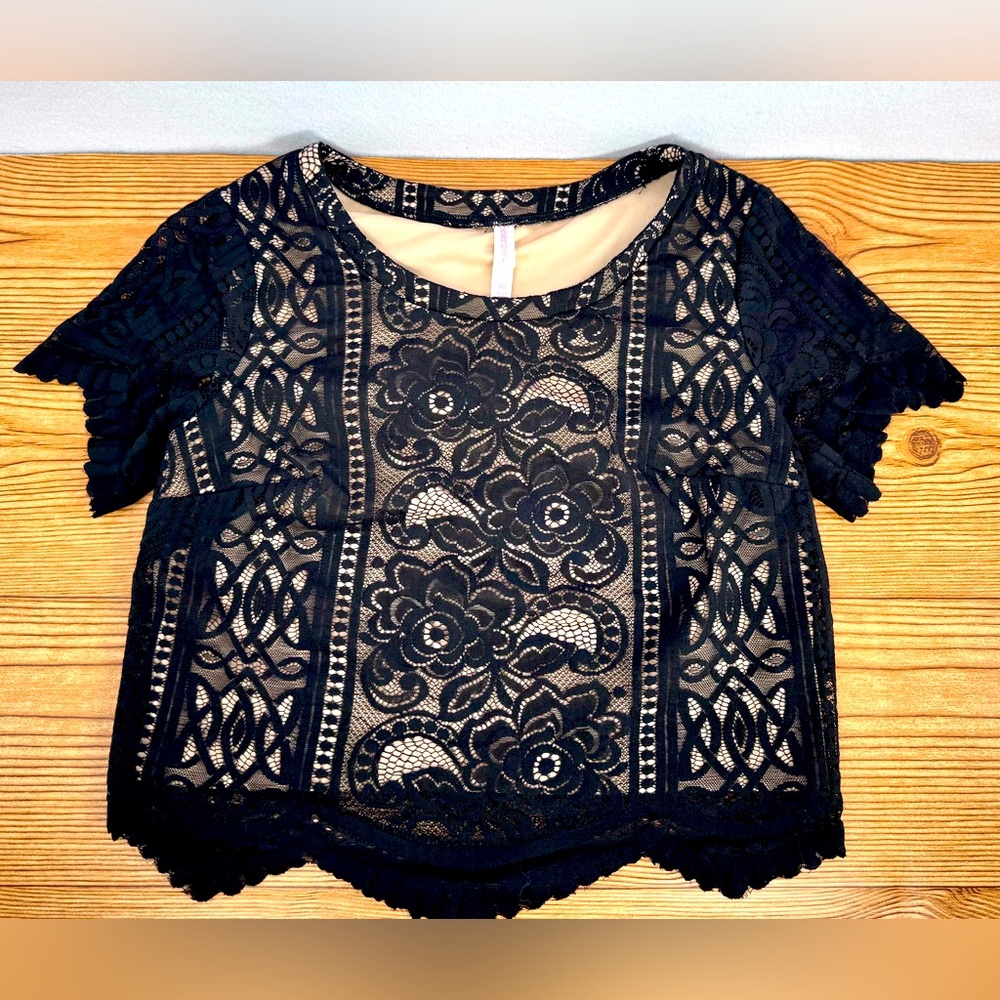NWOT Women’s Nude Black Lace Cropped Top Short Sleeve Size XS